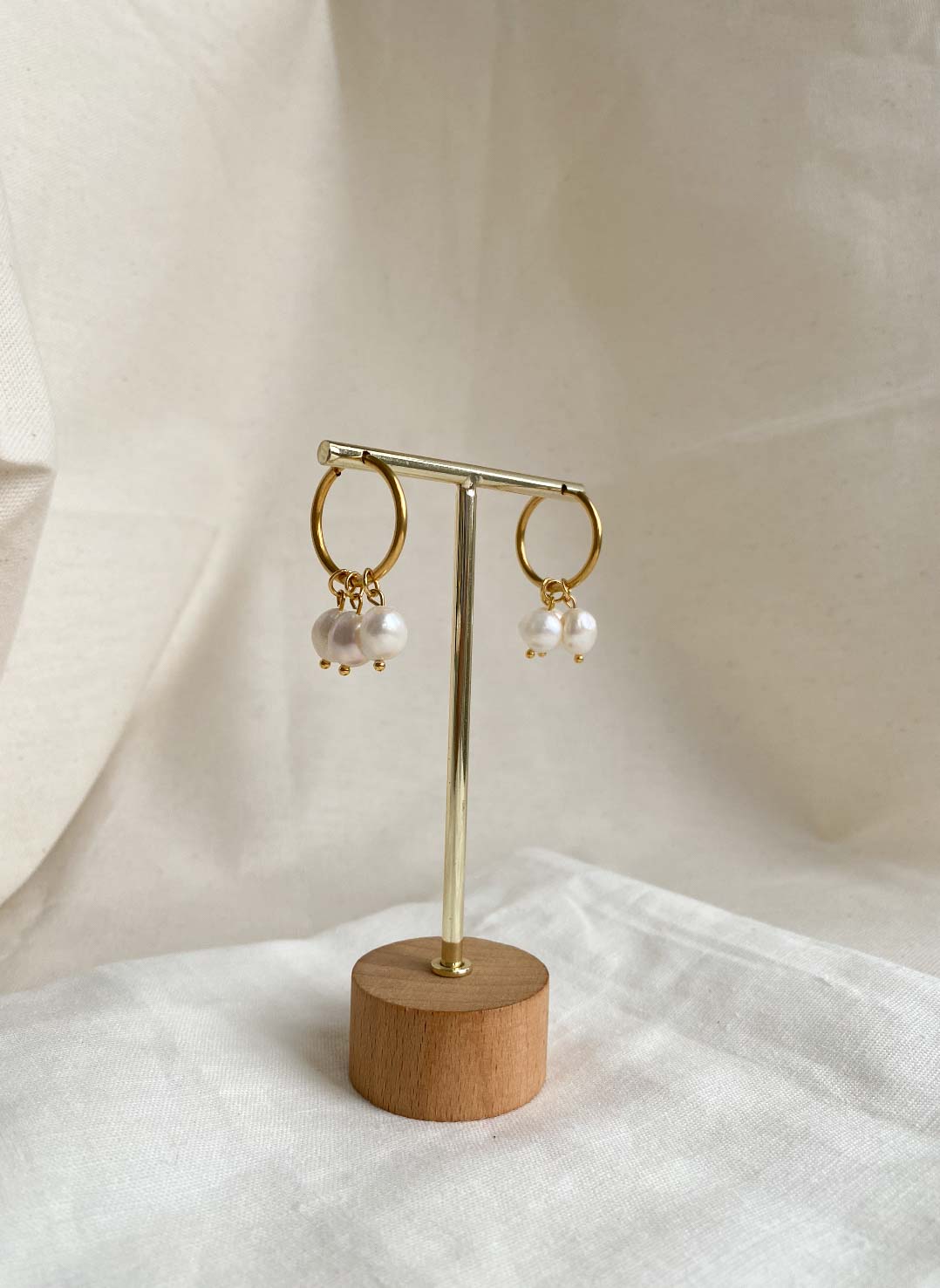 PEARL - Multicharm medium hoop earrings